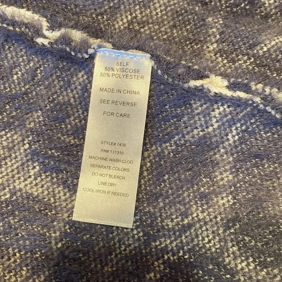 ⭐️Gorgeous and so comfy sweater coat⭐️
BIN 30 - Picture 7 of 9